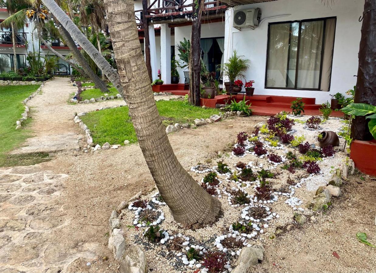 Casa Caribe Cancún Exterior foto A garden at a hotel in Cancun, Mexico