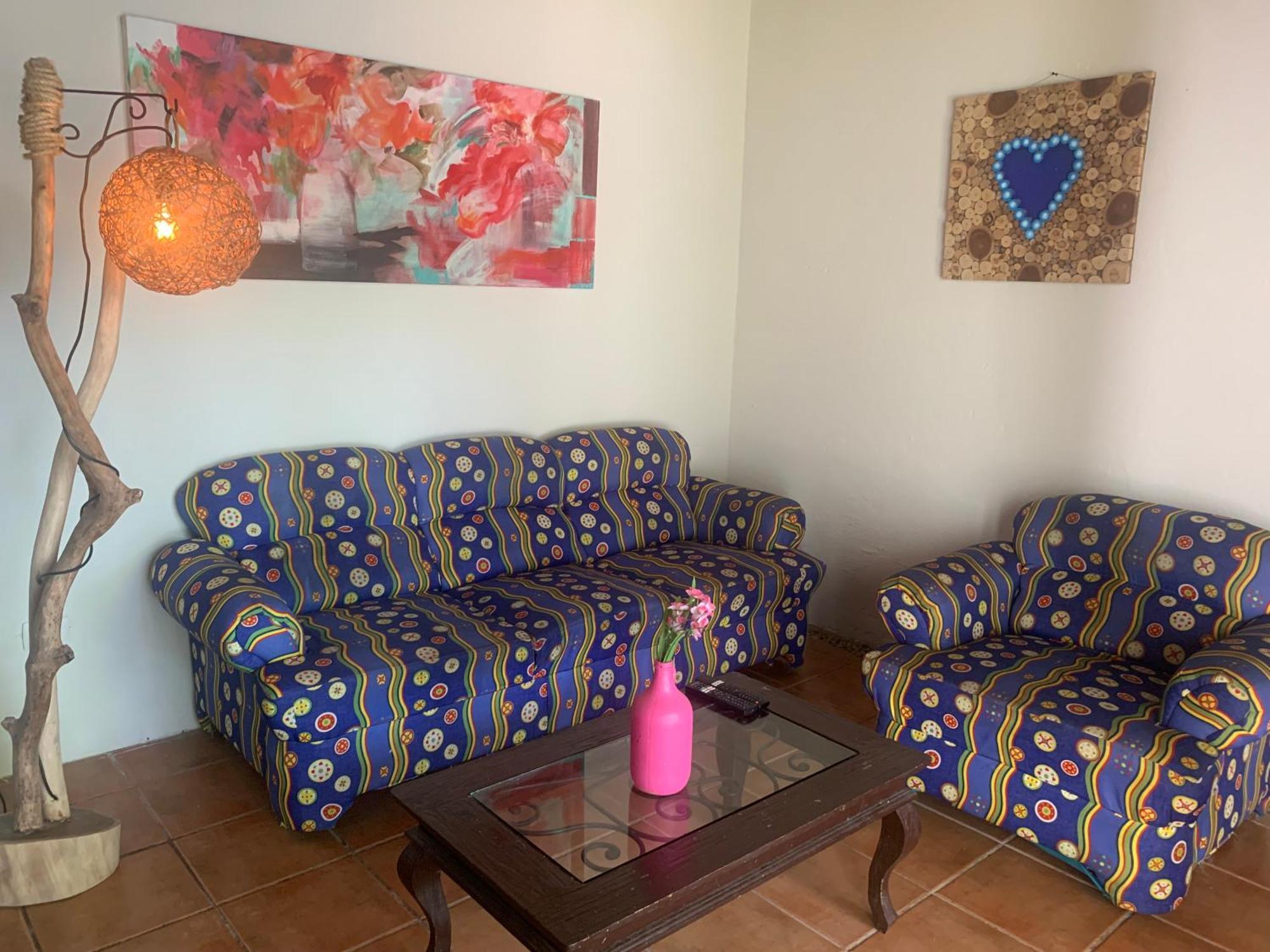 Casa Caribe Cancún Exterior foto A living room with a sofa and a chair